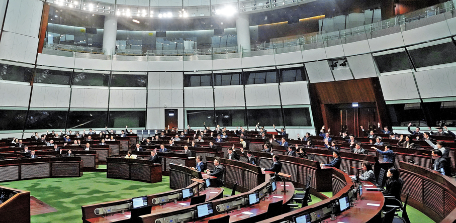 ●多名立法會議員均指出，夏寶龍主任的致辭對立法會議員提出的5點要求，為未來立法會的工作指明了清晰方向。圖為新一屆立法會議員開會表決情況。 資料圖片