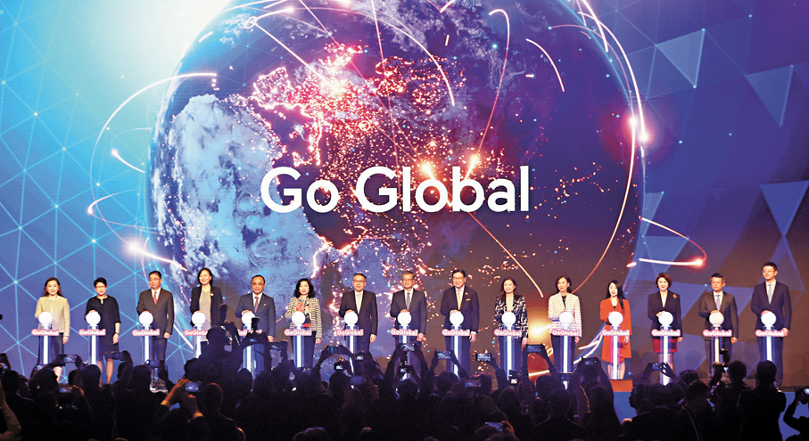 ●亞洲金融論壇（AFF）夥伴支援內地企業「出海」承諾儀式昨舉行。 香港文匯報記者郭木又  攝