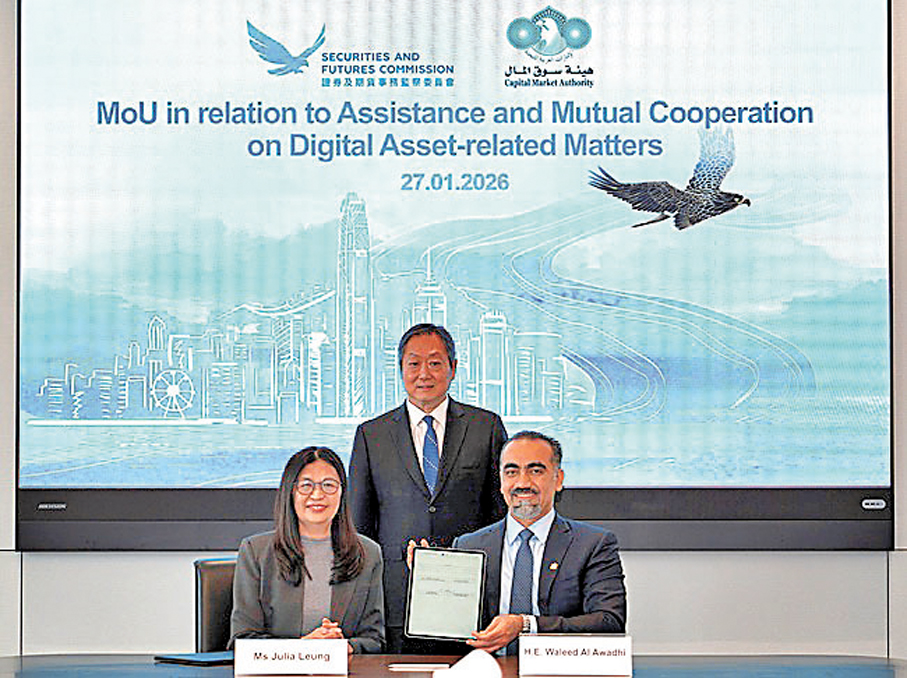●阿聯酋資本市場管理局行政總裁Waleed Saeed Al Awadhi（右）與香港證監會行政總裁梁鳳儀（左）簽訂諒解備忘錄，證監會主席黃天祐（中）出席見證。