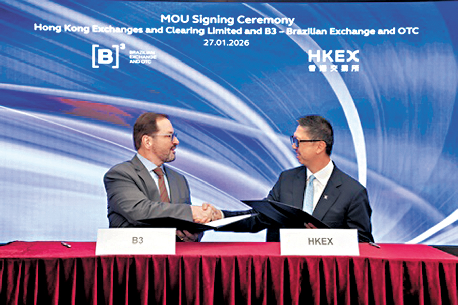 ●港交所總法律顧問及集團首席可持續發展總監周冠英 (右) 與 巴西證券交易所國際業務發展部（亞洲及大洋洲）總監Sergio Gullo（左）簽合作備忘錄。