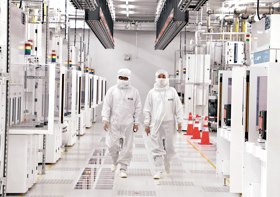 ●廣東今年共安排1,850個重點建設項目，項目涵蓋新型基礎設施、能源工程、高端裝備製造等多個關鍵領域。圖為粵芯半導體工程師行走在生產線的潔淨室內。 資料圖片