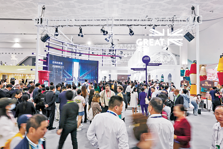 ●英國首相訪華期間，商務部擬與英方簽署貿易投資合作方面成果文件，力爭打造中英經貿合作的新增長點。圖為早前，第五屆中國國際消費品博覽會上，主賓國英國國家館開館。 資料圖片