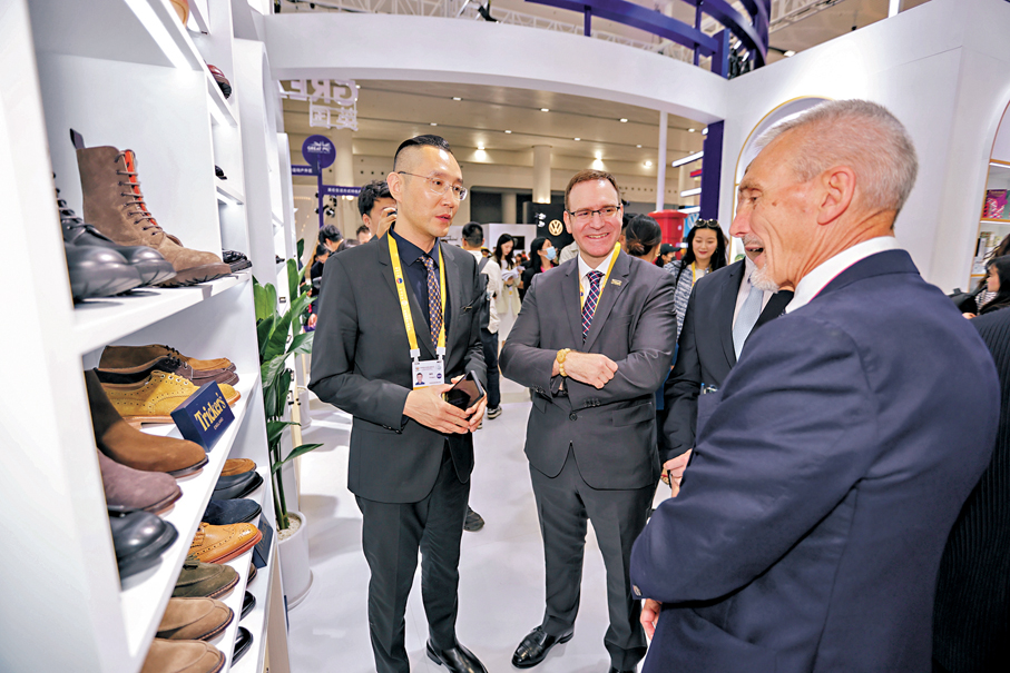 ●早前，在第五屆消博會主賓國英國國家館內，嘉賓瀏覽英國品牌展品。 資料圖片