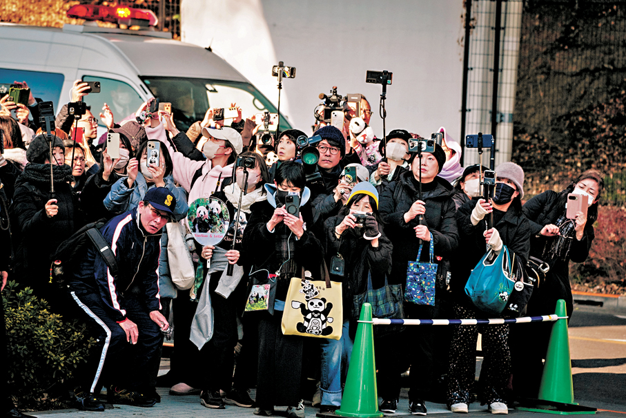 ●1月27日，當地民眾在日本東京上野動物園外送別大熊貓「曉曉」和「蕾蕾」。   新華社