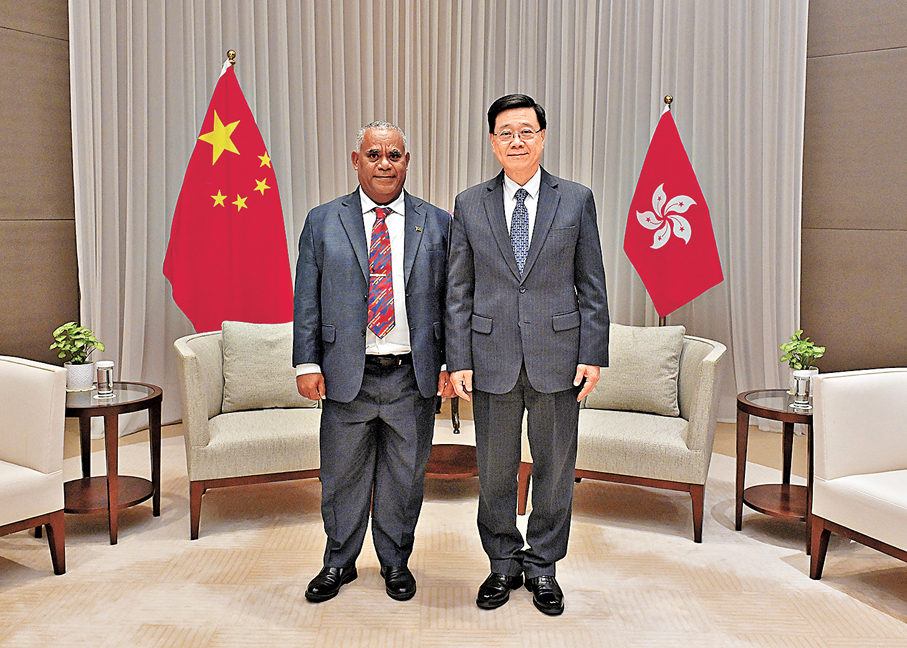 ●行政長官李家超昨日與瓦努阿圖總理喬撒姆·納帕特（左）會面。