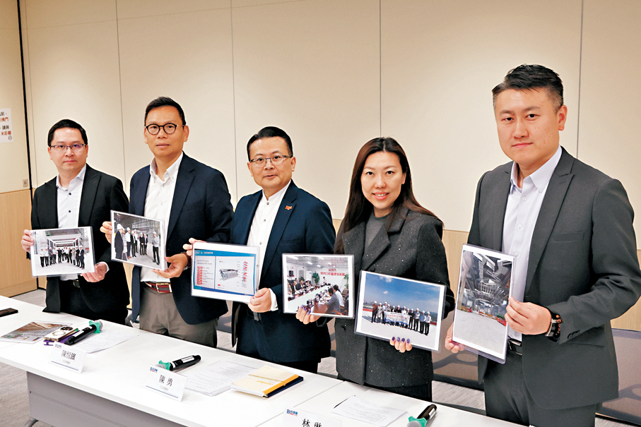 ●多名民建聯立法會議員昨日向傳媒講述考察皇崗口岸最新進展。香港文匯報記者黃艾力  攝