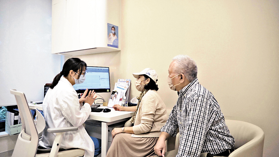 ●港人陳先生和妻子在深圳新風和睦家醫院就診。香港文匯報深圳傳真