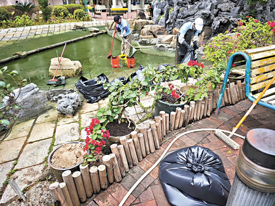 ●昨晨仍有清潔工人在清潔魚池，大部分魚被移至另一邊龜池。