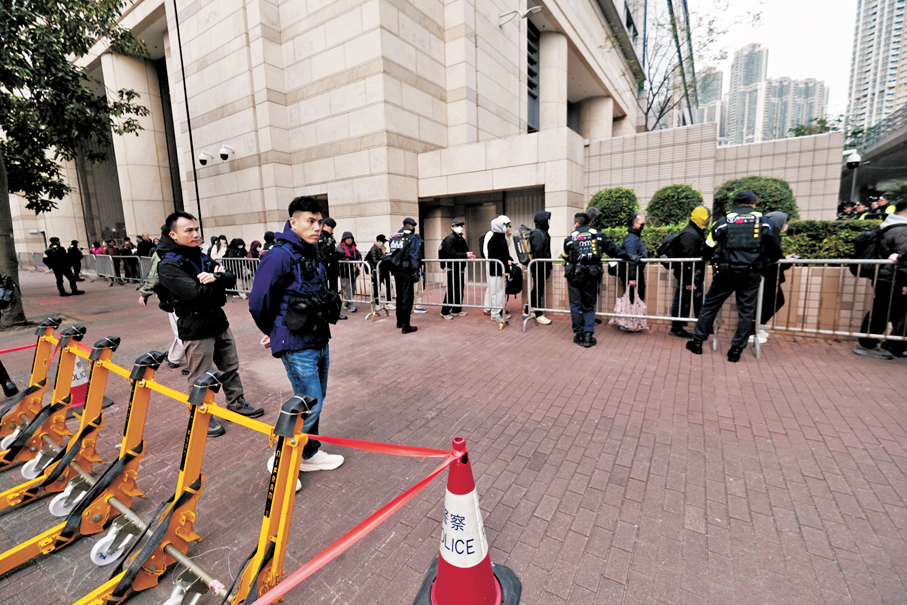 ●「支聯會」顛覆案續審期間，警方加強西九龍裁判法院外保安。  資料圖片