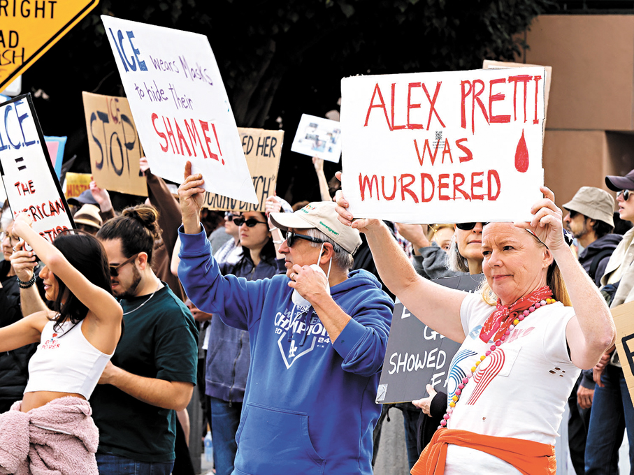 ●示威者在洛杉磯市中心大都會拘留中心附近舉行反ICE集會。 新華社