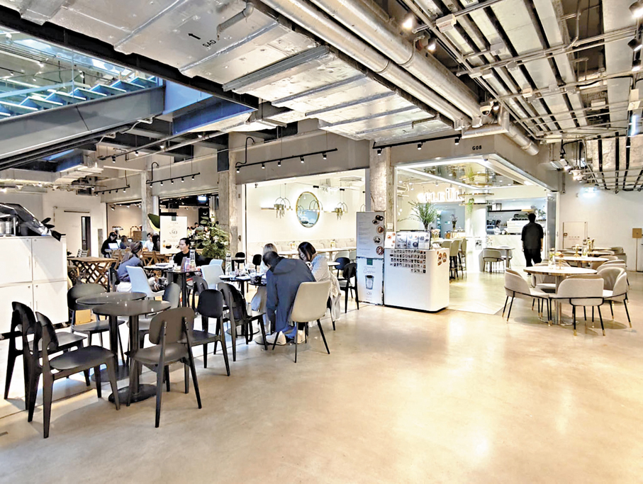 ●南豐紗廠六廠餐廳外的寵物友善餐桌。