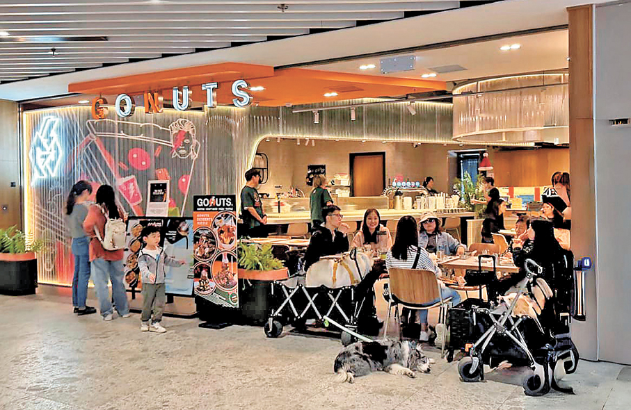 ●餐廳利用靠外的位置設置寵物專區。