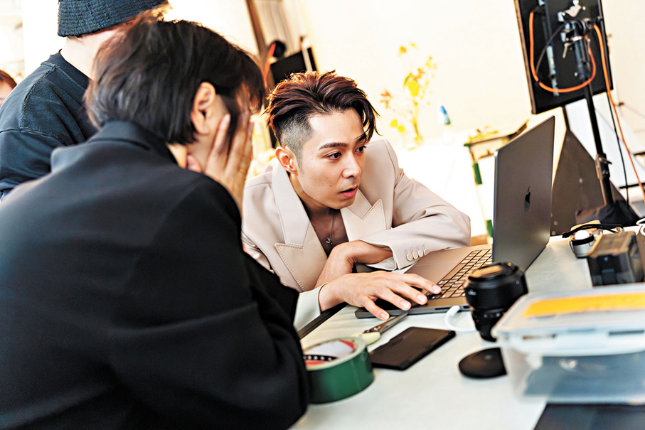 ●周柏豪認真篩選靚照。  大會供圖