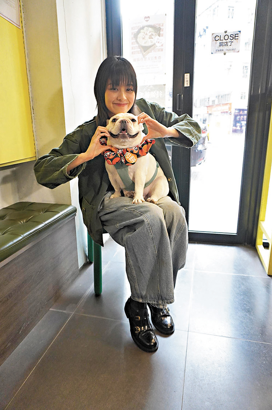 ●盧慧敏抱狗狗鬼馬比心。   香港文匯報記者子棠  攝