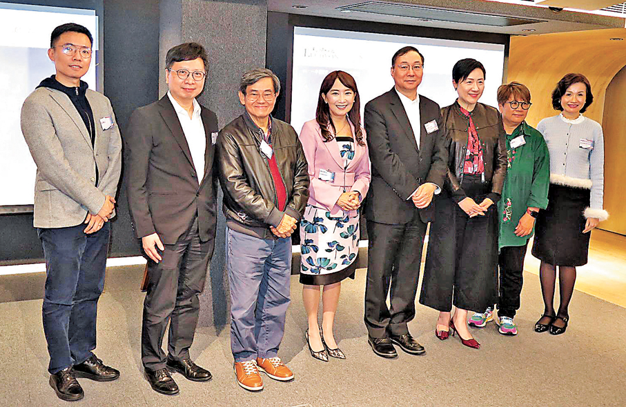 ●陳美齡與眾嘉賓齊倡提升中小學生中文寫作能力。  香港文匯報記者阿祖  攝