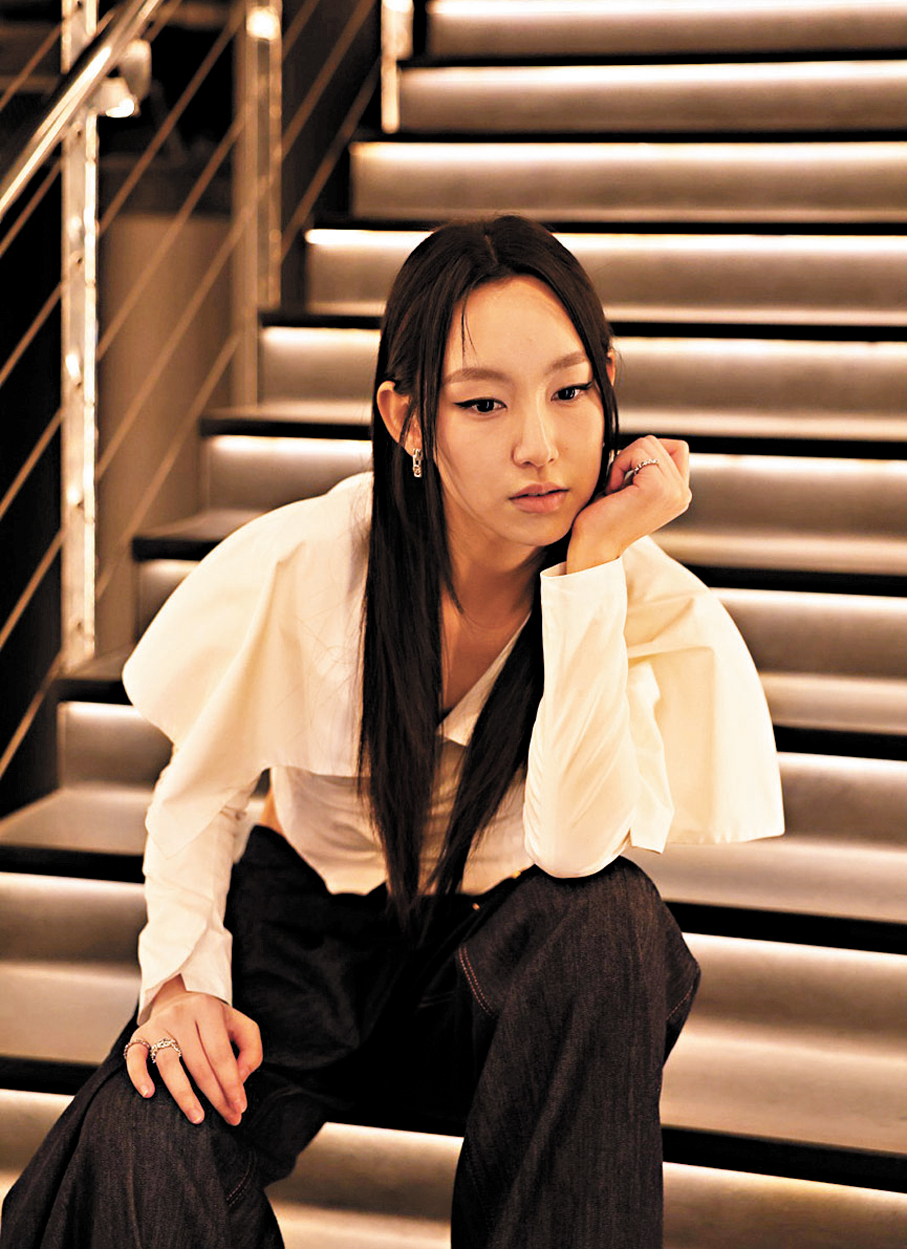 ●炎明熹擺出「無表情貓樣」，逗趣十足。  香港文匯報記者孫嘉蔚  攝