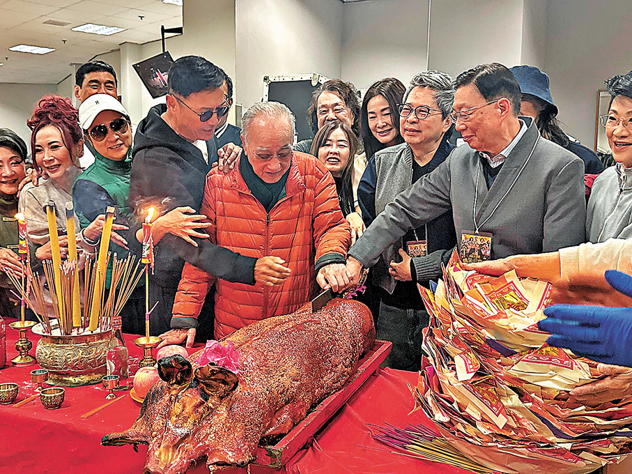 ●盧海鵬與眾人齊切燒豬。  香港文匯報記者子棠  攝