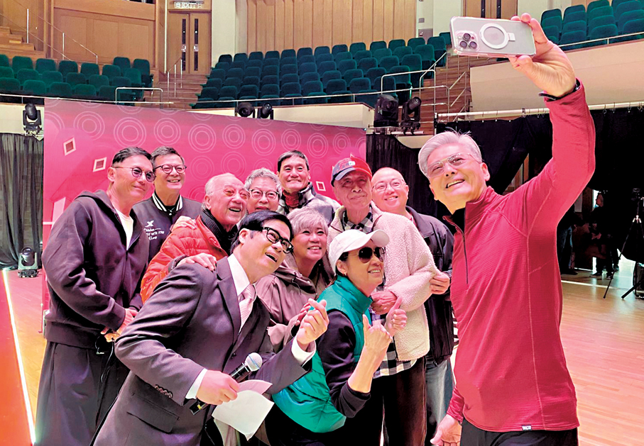 ●發哥與眾人玩自拍。  香港文匯報記者子棠  攝