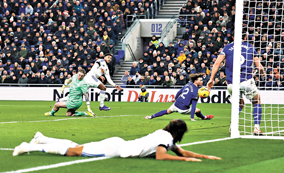 ●占士祖斯甸（後排左二）替列斯聯先開紀錄。  路透社