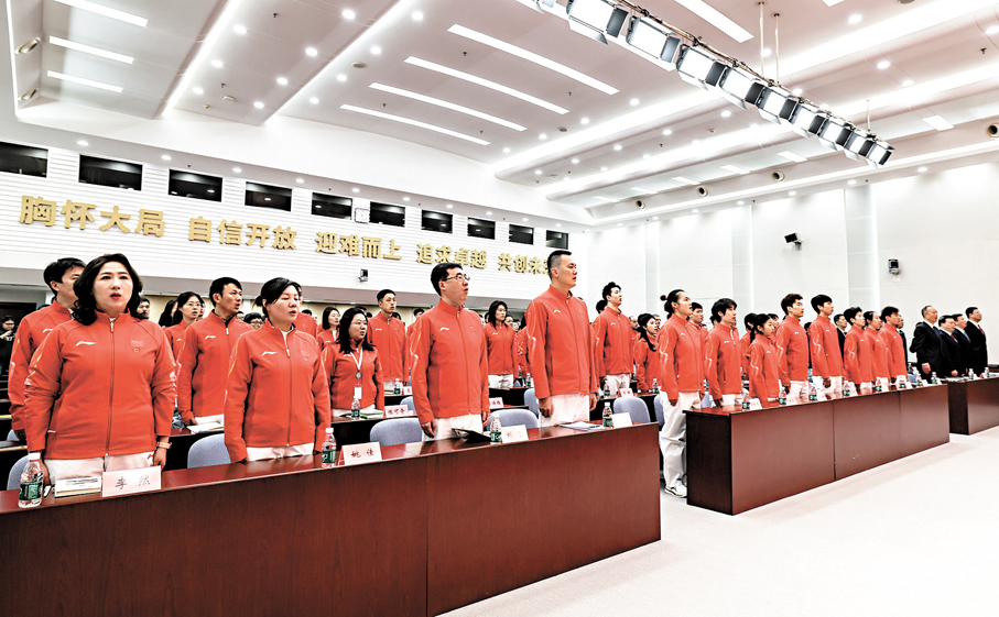 ●米蘭冬奧會中國體育代表團成立動員大會，進行升旗儀式。 新華社