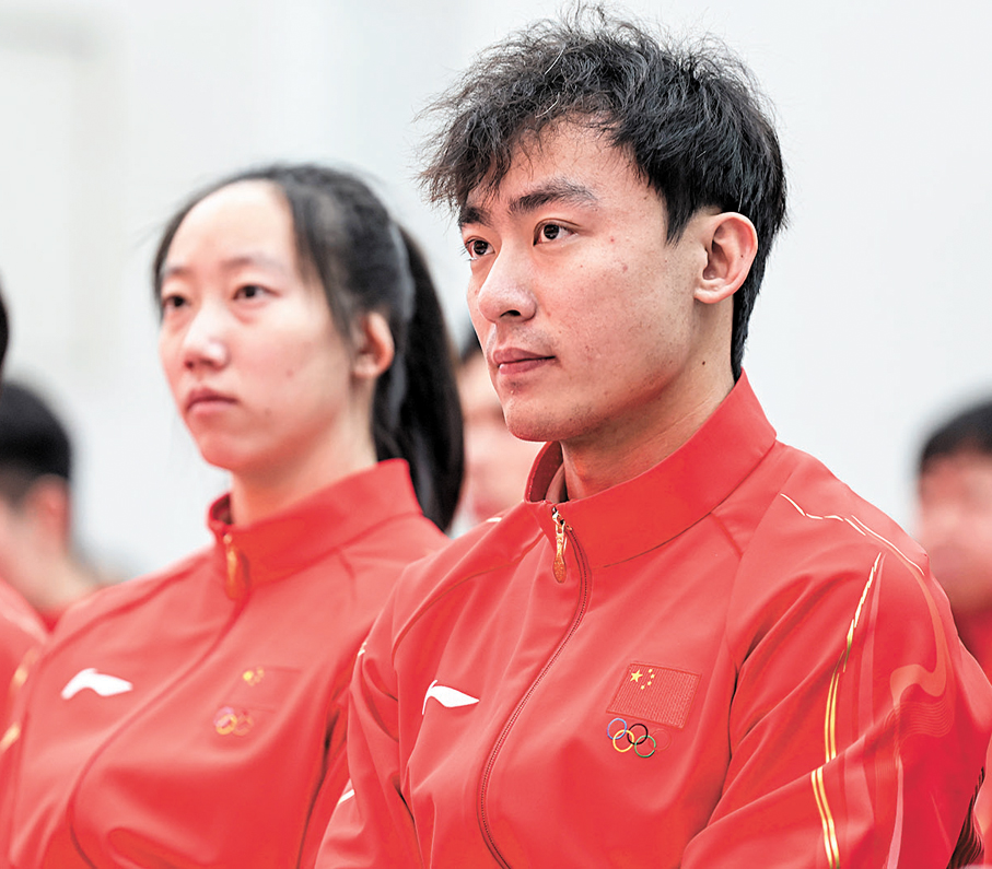 ●鋼架雪車運動員殷正（右）與趙丹（左）在大會上。 新華社