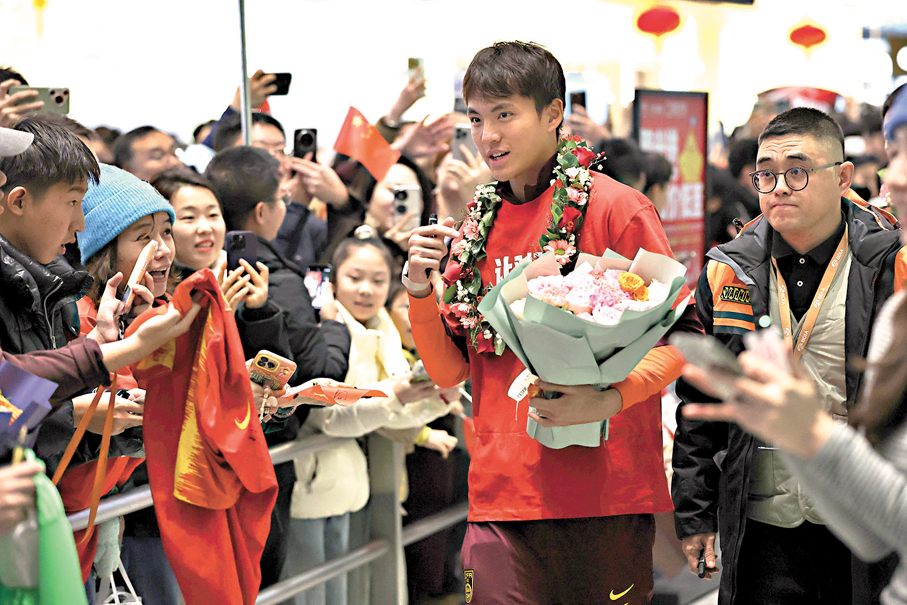 ●國足U23門將李昊（右二）獲球迷獻花。  中新社