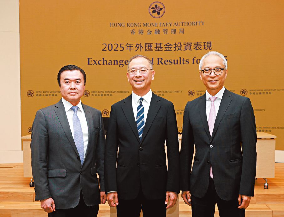 ●金管局昨舉行新聞發布會。余偉文（圖中）指出，面對今年複雜多變的投資環境，金管局會謹慎而靈活地管理外匯基金。旁為吳祥趾及李達志。香港文匯報記者郭木又  攝