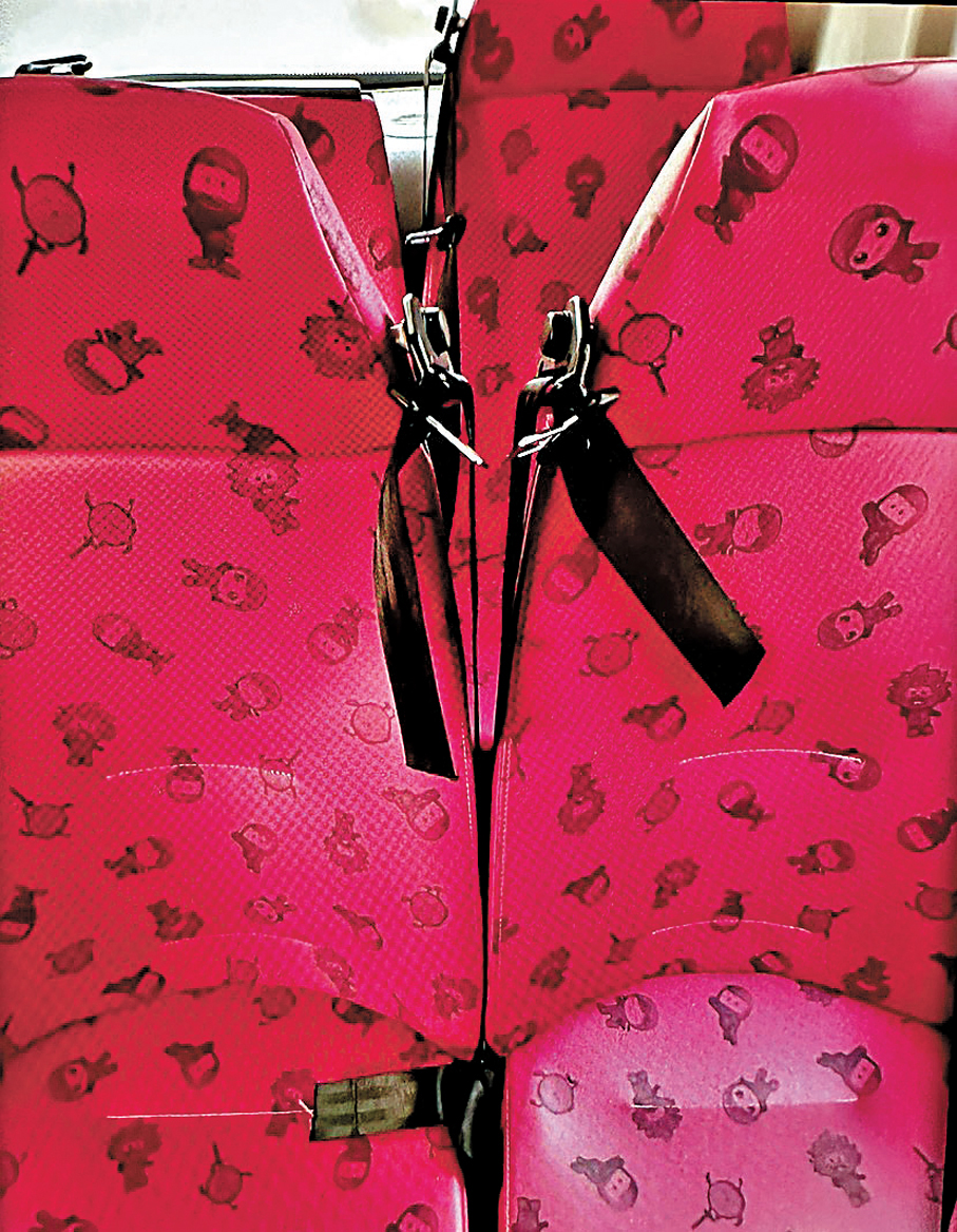 ●有九巴上層兩個座椅的安全帶遭人惡意剪斷。 讀者供圖