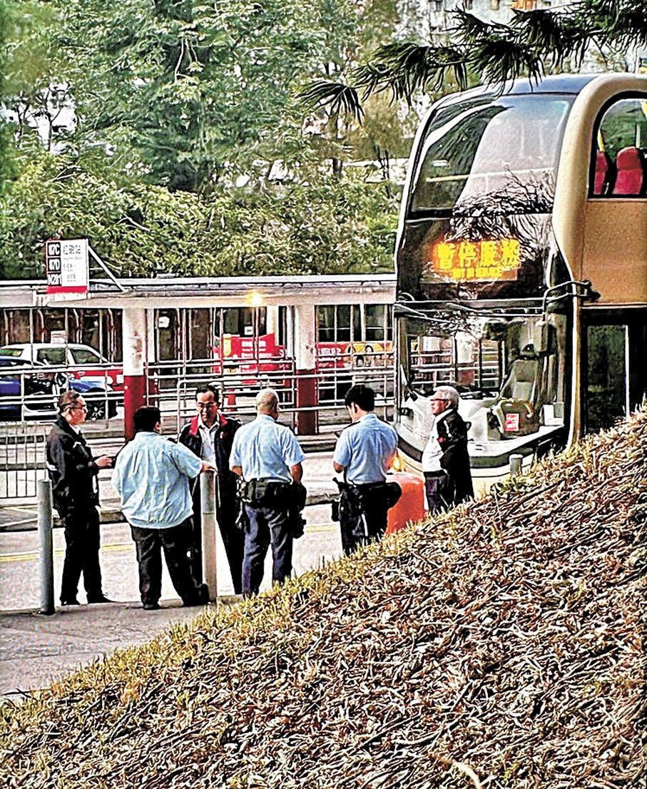 ●警員到達馬鞍山錦英苑巴士總站，準備登上涉事巴士調查。 讀者供圖