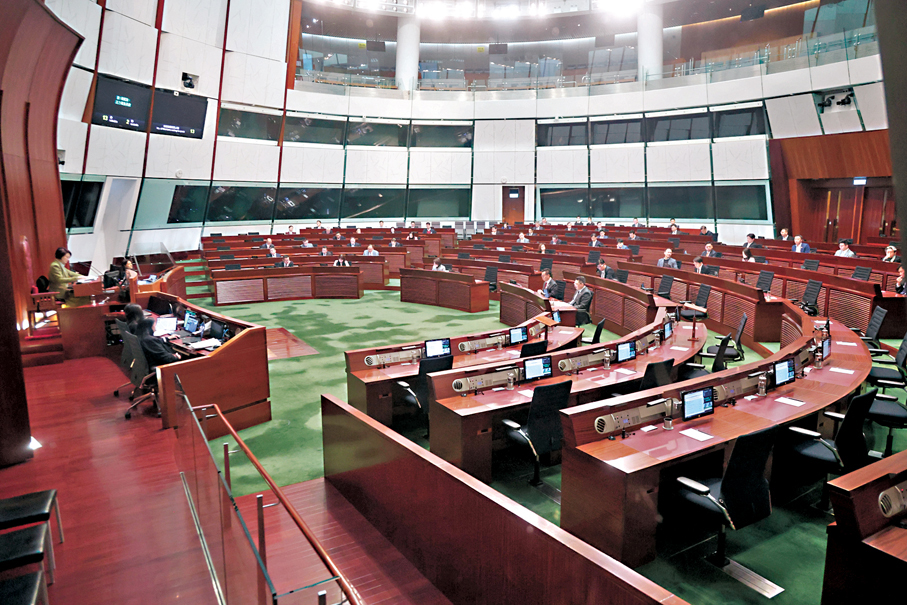 ●多名議員表示，新一屆立法會須與行政機關建立更緊密、更具建設性的良性互動。圖為昨日舉行的立法會大會。 香港文匯報記者黃艾力  攝