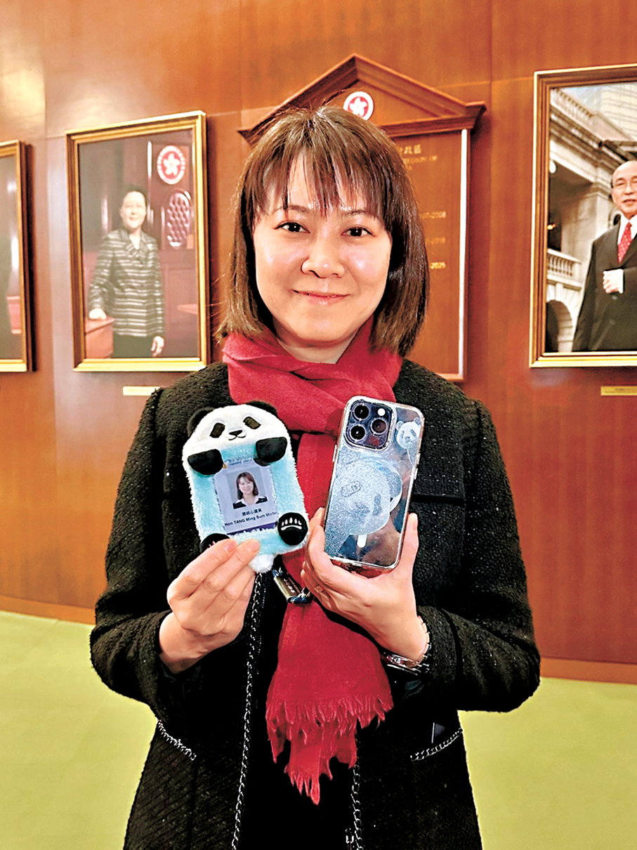 ●鄧銘心原來是「超級熊粉」，證件套和手機殼都印上熊貓公仔。 香港文匯報記者文禮願  攝