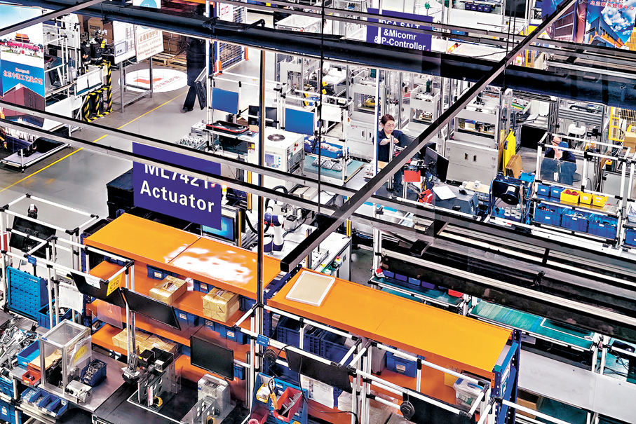 ●1月21日，在霍尼韋爾天津工廠投用30周年活動期間，霍尼韋爾大中華區總裁余鋒向記者介紹，未來將持續以本土創新推動中國業務發展。圖為當日，工作人員在霍尼韋爾天津工廠生產線工作。  中新社