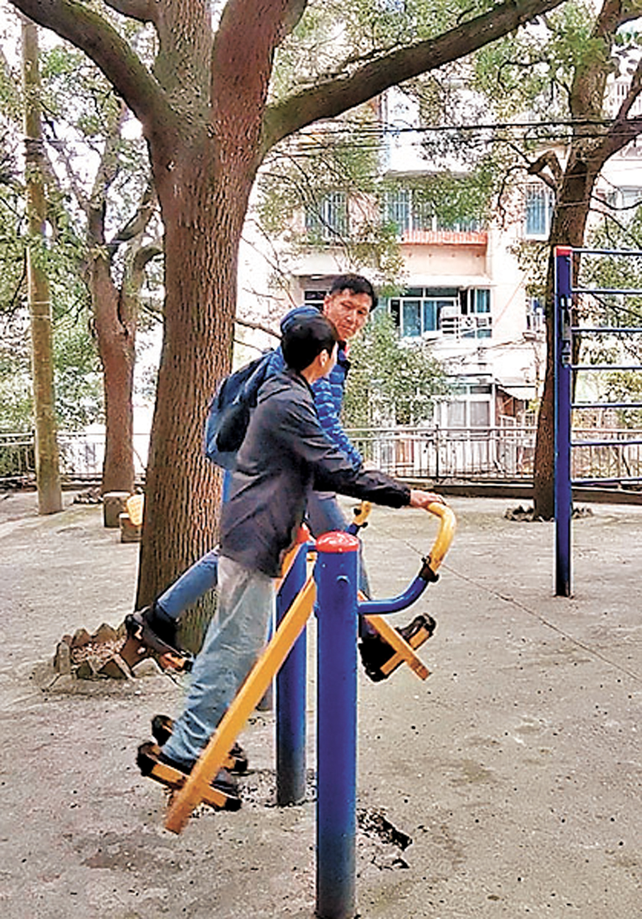 護童之路●探訪貴陽城中村少年小李。圖片由方卓祺提供