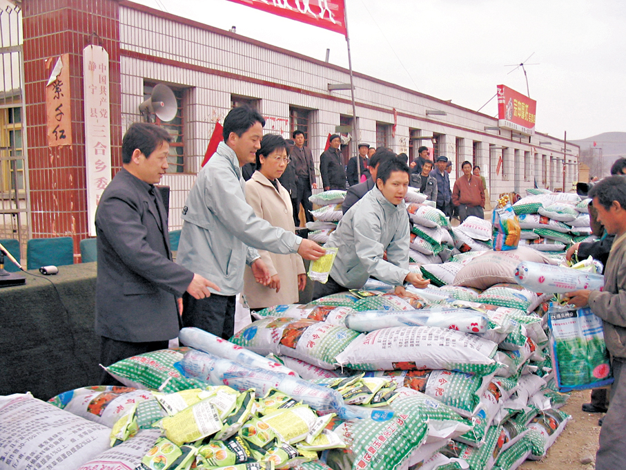 護童之路●2005年，於甘肅工作。圖片由方卓祺提供