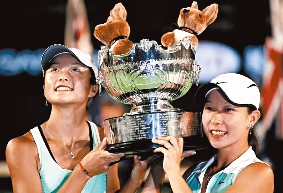 ●20年前，鄭潔（右）與晏紫歷史性奪得澳網女雙冠軍。   資料圖片