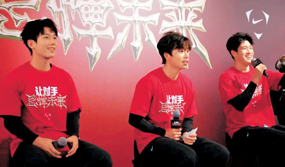 ●國足U23球員出席活動，鼓勵青少年堅持追夢。 新華社