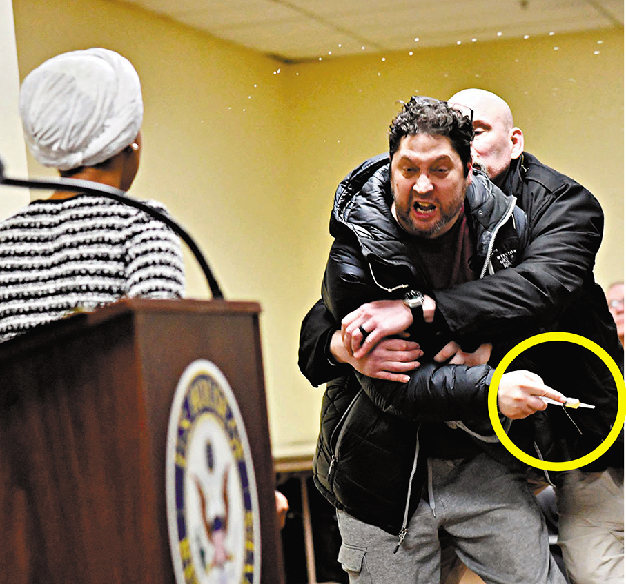 ●男子持針筒（黃圈示）襲擊奧馬爾，被保安員從後制伏。 法新社