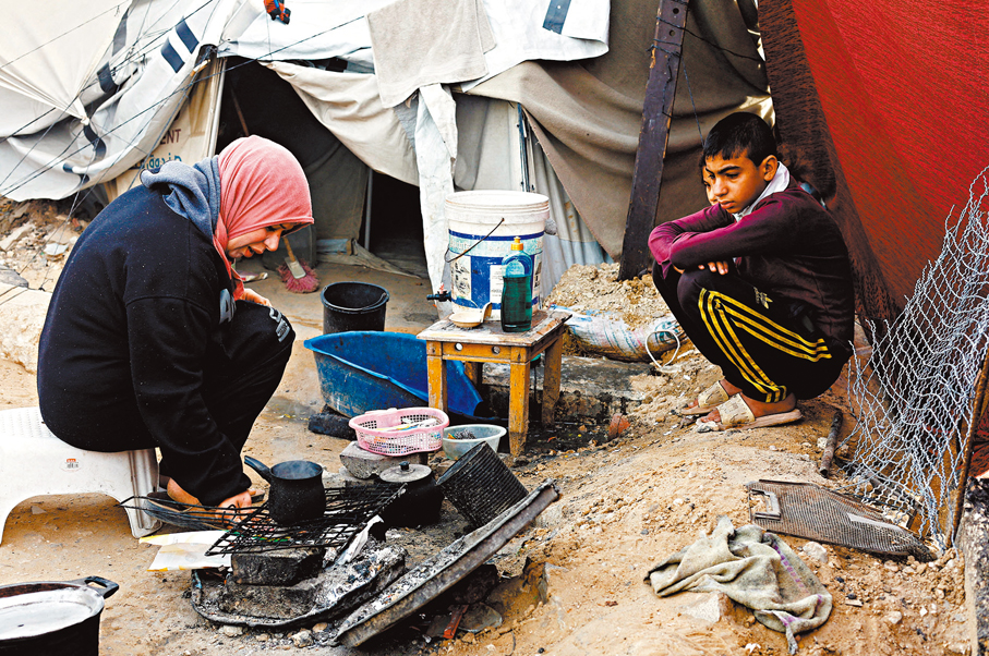 ●流離失所巴人家庭在加沙城難民營棲身。 路透社