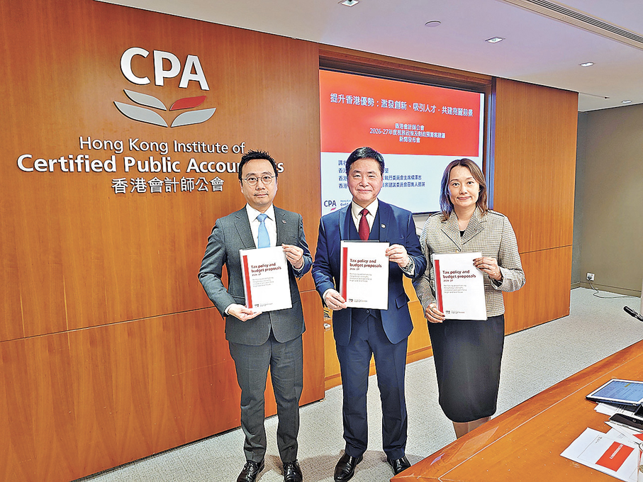 ●香港會計師公會就財政預算案提四範疇建議。圖中為香港會計師公會會長羅卓堅。香港文匯報記者岑健樂  攝 