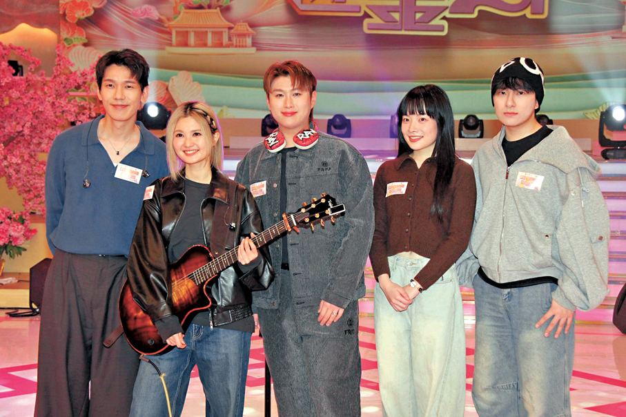 ●（左起）林奕匡與黃妍等參與《新春保良迎金馬》。  香港文匯報記者達里  攝