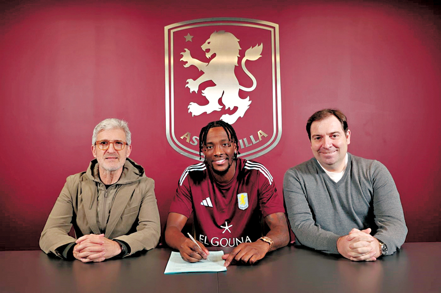 ●阿巴謙（中）落實加盟維拉。  維拉官方圖片