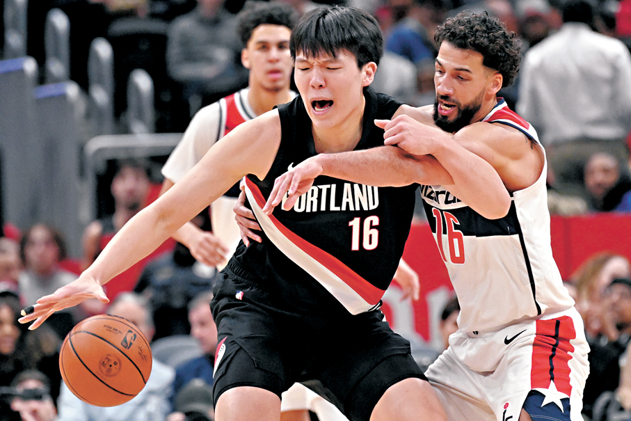 ●將在新秀賽替發展聯盟隊效力的楊瀚森（左），於昨日常規賽後備上陣。  美聯社