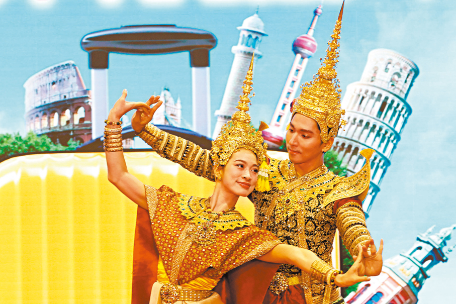 ●表演者身穿民族服裝吸客。