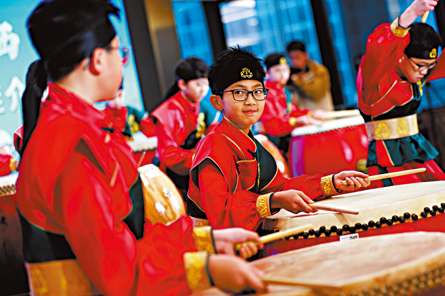 ▲山西文旅推介會上，小朋友表演打鼓。香港文匯報記者萬霜靈  攝