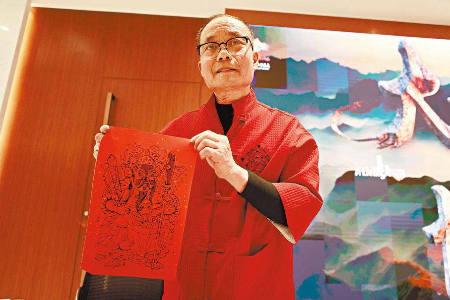 ●絳州木版年畫傳承人郭全生。香港文匯報記者萬霜靈  攝