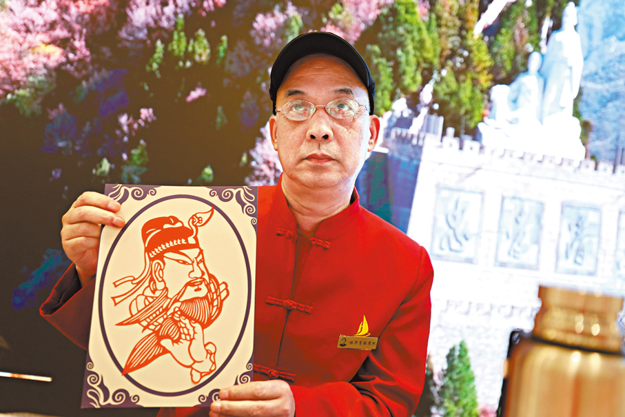 ●山西肖像剪紙傳承人王振華。香港文匯報記者萬霜靈  攝