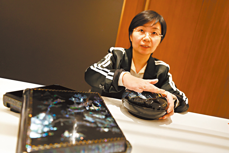 ●稷山螺鈿漆器髹飾傳承人馬靜。香港文匯報記者萬霜靈  攝