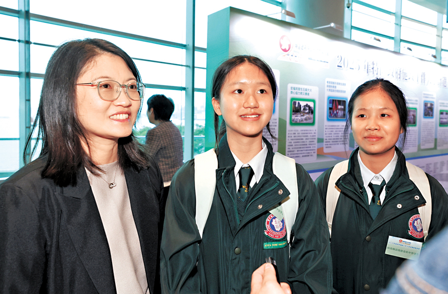 ●譚莊陵校長（左）、學生張雅蕙（中）。香港文匯報記者曾興偉 攝