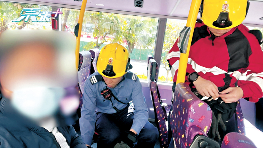 ●城巴乘客遭安全帶纏身，消防員到場解困。 電視視頻截圖