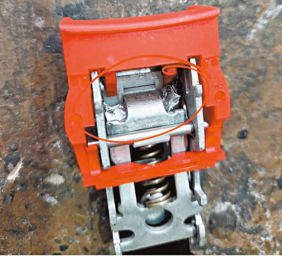 ●城巴安全帶鎖扣內有錫紙（紅圈示）。 城巴圖片